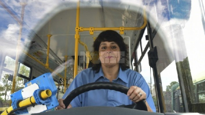 Más mujeres podrán acceder a una licencia de conducir profesional
