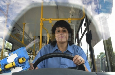 Más mujeres podrán acceder a una licencia de conducir profesional