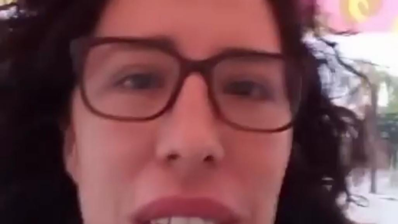 Con una dura crítica al Gobierno por redes sociales, Samanta Salas fue a votar a pie en plena lluvia