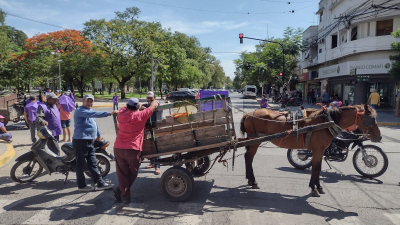 Piqueteros bloquearon las calles en torno a la plaza 25 de Mayo