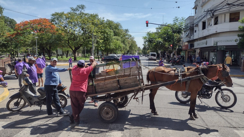 Piqueteros bloquearon las calles en torno a la plaza 25 de Mayo