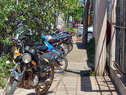 MOTOS-EN-LA-VEREDA.jpg