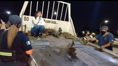 Conductora, sin licencia, se subió a la grúa para evitar que le secuestren el auto