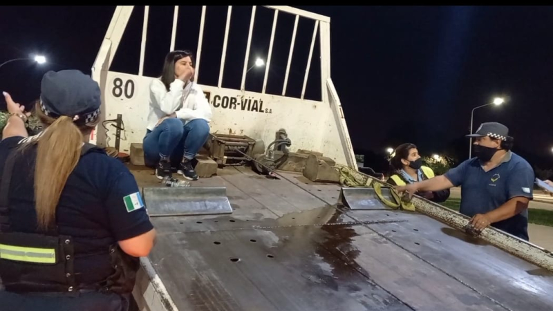 Conductora, sin licencia, se subió a la grúa para evitar que le secuestren el auto