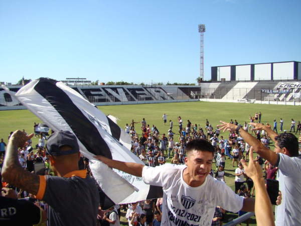 Hinchas de Chaco For Ever reciben a los jugadores y al cuerpo técnico luego de que lograran el ascenso a la segunda categoría del Fútbol Argentino.  06-12-21. Fabián Maldonado/NORTE