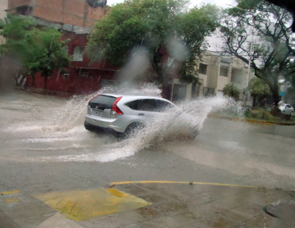 Cayo una intensa lluvia que inundó varias calles el día de las elecciones en la ciudad de Resistencia 14-11-21. Fabián Maldonado/NORTE