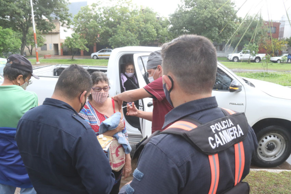 Vacunación de adultos mayores contra el coronavirus. FOTO: MIGUEL ROMERO.