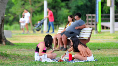Pasó la lluvia, bajó la temperatura y la gente salió a disfrutar del aire libre en Resistencia