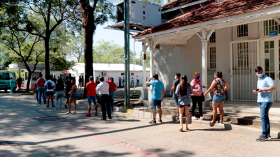 Los centros de testeo y vacunación, colmados tras las fiestas