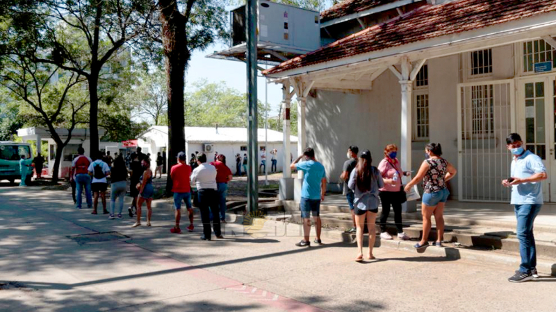 Los centros de testeo y vacunación, colmados tras las fiestas