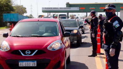 Largas filas en el puente General Belgrano en el inicio de las nuevas medidas para ingresar al Chaco