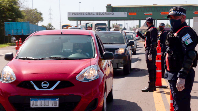 Largas filas en el puente General Belgrano en el inicio de las nuevas medidas para ingresar al Chaco