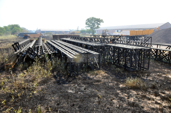 <p>Parte de los bienes de la empresa constructora que fueron afectados por el incendio. Foto: Jorge "Punky" Flores.  </p>