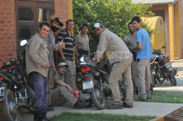 <p>Los empleados de Melli Hermanos fueron los primeros en combatir las llamas. Foto: Jorge "Punky" Flores.  </p>