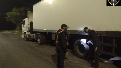 Venía con cubiertas nuevas de contrabando y lo interceptó caminera