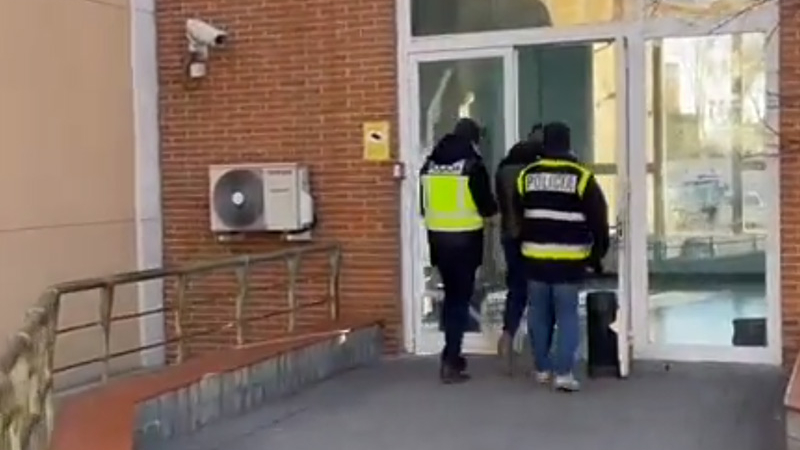Una enfermera argentina fue detenida en España por integrar una banda que vendía pasaportes sanitarios y PCR truchos