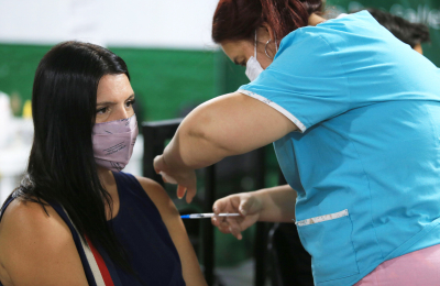 Gobierno intensificará la vacunación para docentes, no docentes y alumnos