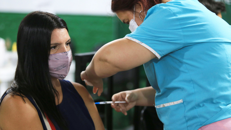 Gobierno intensificará la vacunación para docentes, no docentes y alumnos