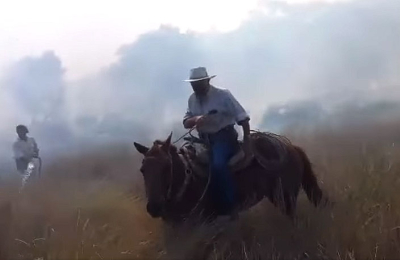 Apagar el fuego y golpear puertas