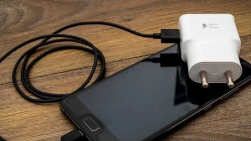 Enchufó el celular en el dormitorio y murió por una descarga eléctrica