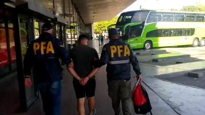 La Policía Federal detuvo a dos personas con pedido de captura