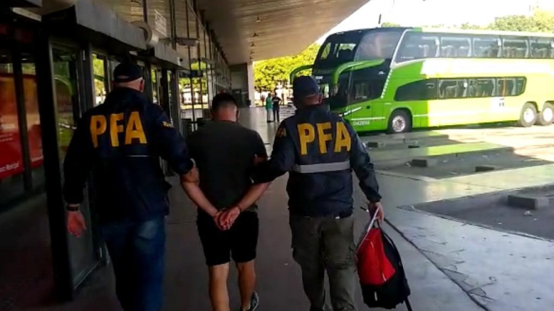 La Policía Federal detuvo a dos personas con pedido de captura