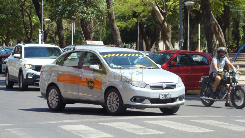 Taxistas y remiseros piden que se declare la emergencia de su sector