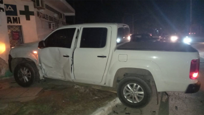 Tras chocar con un auto, una camioneta terminó en una farmacia