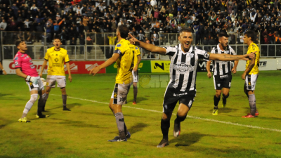For Ever hizo un esfuerzo enorme con uno menos, pero no pudo festejar
