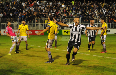 For Ever hizo un esfuerzo enorme con uno menos, pero no pudo festejar