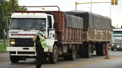 Transportistas de granos continúan la huelga, mientras que el Gobierno convoca a una reunión