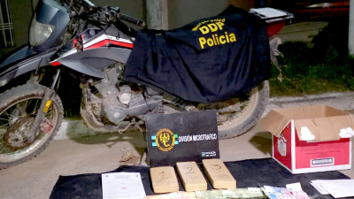 Una pareja intentó eludir un control policial: llevaban 3 panes de marihuana