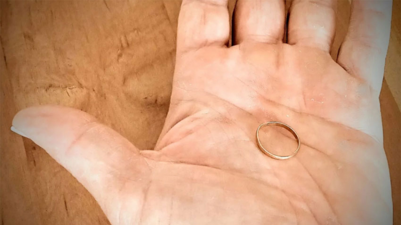 Encontraron un anillo mientras buceaban y ahora buscan a su propietario