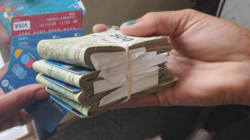 Cayeron dos "tarjeteras" con más de 300 mil pesos en San Martín