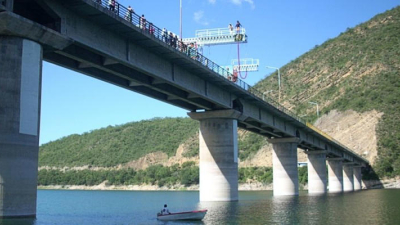 Bungee Jumping: a un turista se le cortó la soga en Salta y cayó al agua como un misil
