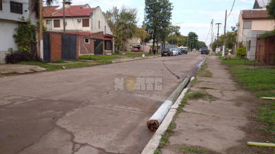 Vecinos del barrio San Cayetano sin Internet por la caída de un viejo poste de madera