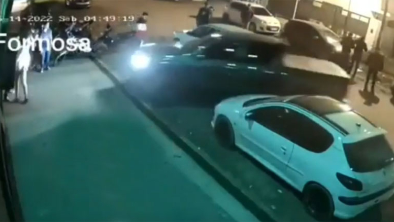 Formosa: lo echaron de un boliche e incrustó su auto contra el local