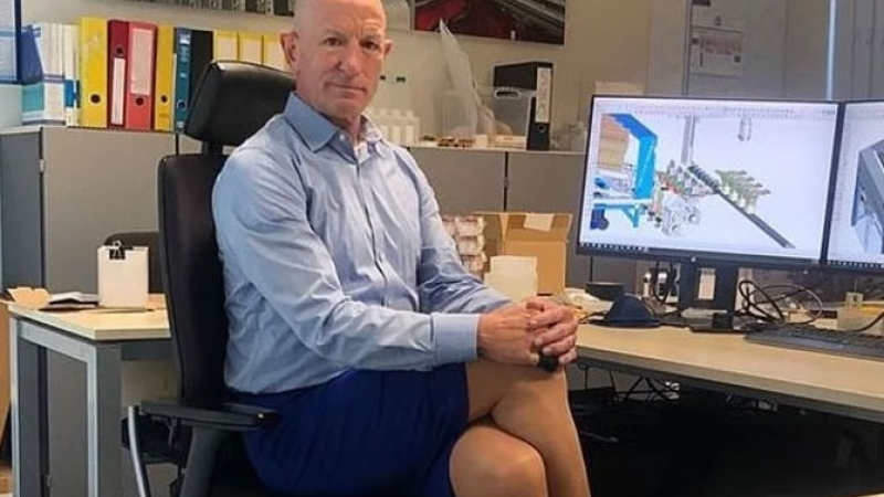 Tiene 61 años, es abuelo, ingeniero, y usa faldas y tacos altos