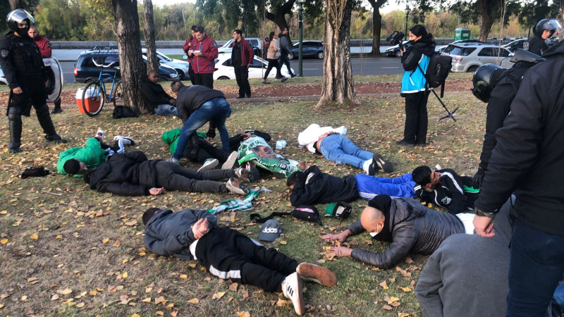 Detuvieron a 50 hinchas de Deportivo Cali en Puerto Madero: tenían cuchillos, navajas y facas