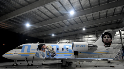 Tango D10S: Maradona fue pintado sobre un avión que viajará al Mundial