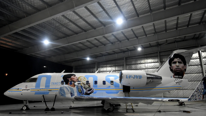 Tango D10S: Maradona fue pintado sobre un avión que viajará al Mundial