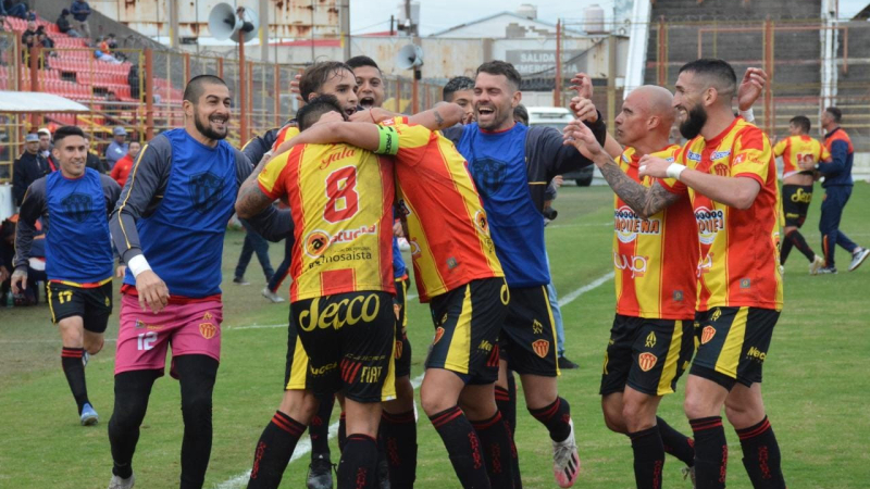 Federal "A": Sarmiento se reencontró con el triunfo en casa, y se acercó a la cima de la tabla