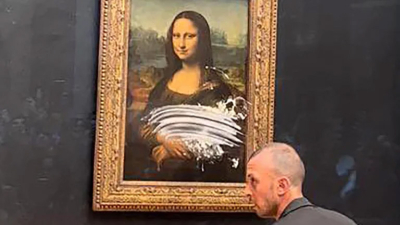 Atacaron a "La Gioconda" con un tortazo