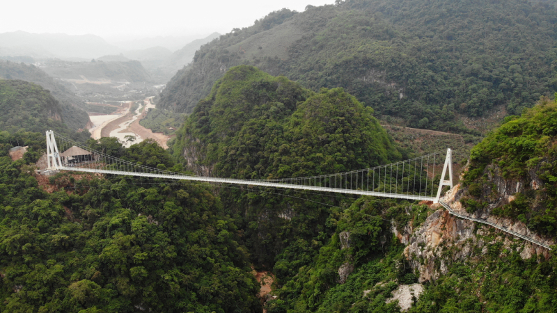 Puente y pasarela transparentes en Vietnam 