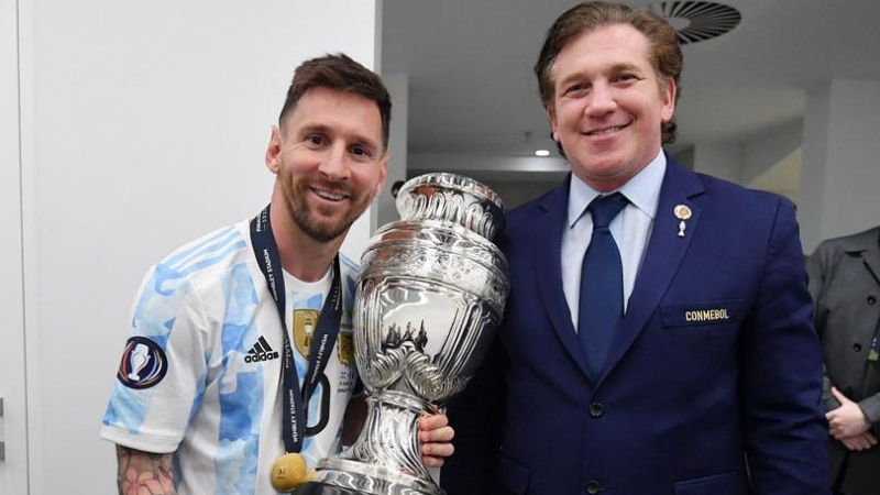 La Conmebol le entregó a Messi una réplica de la Copa América