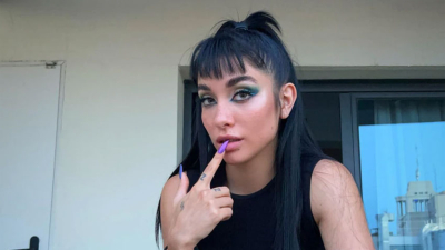 María Becerra besó en la boca a una fan y la foto superó el millón de likes
