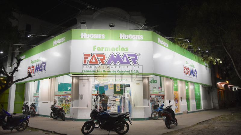 Entran por el techo y roban casi un millón de pesos en una farmacia
