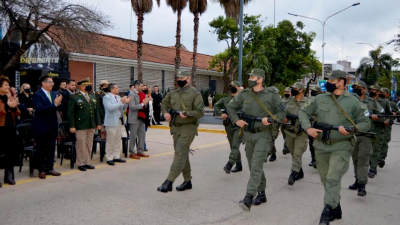Con un peculiar desfile de gauchos salteños, Resistencia honró al General Güemes