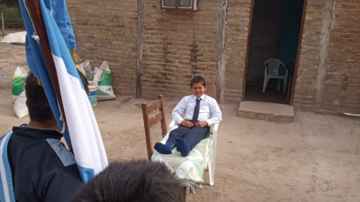 Prometió lealtad a la bandera desde su casa