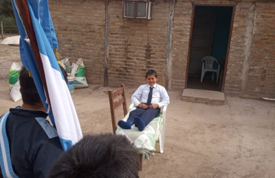Prometió lealtad a la bandera desde su casa